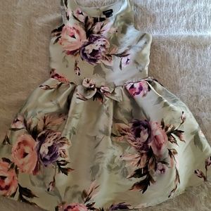 Girl's dress